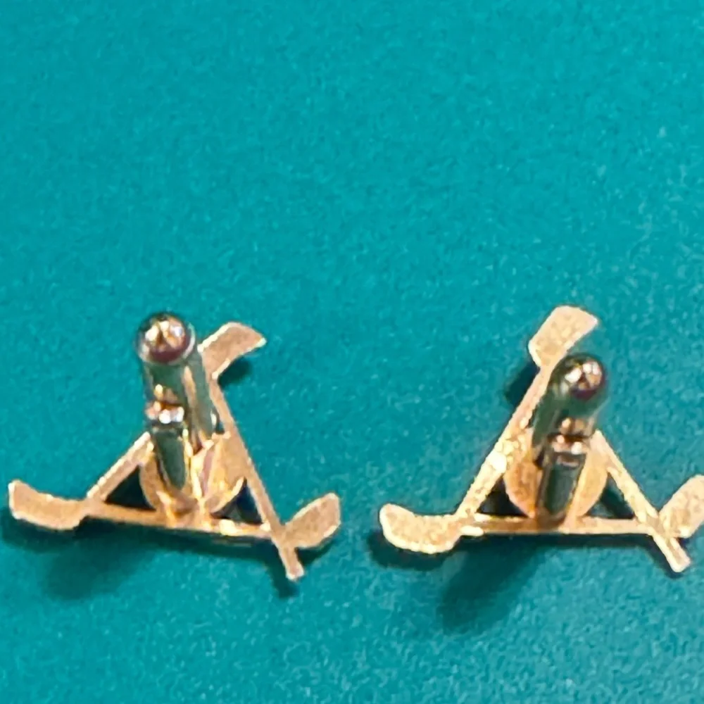 VTG 1960s Swank gold tone triangle crossed golf clubs w/white golf ball center